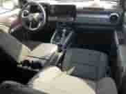 2024 Chevrolet Colorado 4WD LT z VIN 1GCPTCEK6R1201488, wystawiony jako Copart lot #71618915 z przebiegiem Nie podano mil oraz Czysty tytuł • Clean title. Historia ofert i sprzedaży dostępna na DreamBid. Obrazek 8.