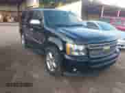 2013 Chevrolet Tahoe LTZ z VIN 1GNSCCE02DR165406, wystawiony jako IAAI lot #42798022 z przebiegiem 212 726 mil mil oraz . Historia ofert i sprzedaży dostępna na DreamBid. Obrazek 1.