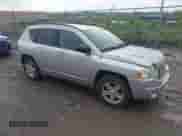 2010 Jeep Compass Sport z VIN 1J4NT1FBXAD621049, wystawiony jako IAAI lot #42256736 z przebiegiem 99 000 mil mil oraz . Historia ofert i sprzedaży dostępna na DreamBid. Obrazek 1.