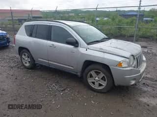 2010 Jeep Compass Sport z VIN 1J4NT1FBXAD621049, wystawiony jako IAAI lot #42256736 z przebiegiem 99 000 mil mil oraz . Historia ofert i sprzedaży dostępna na DreamBid. Obrazek 1.