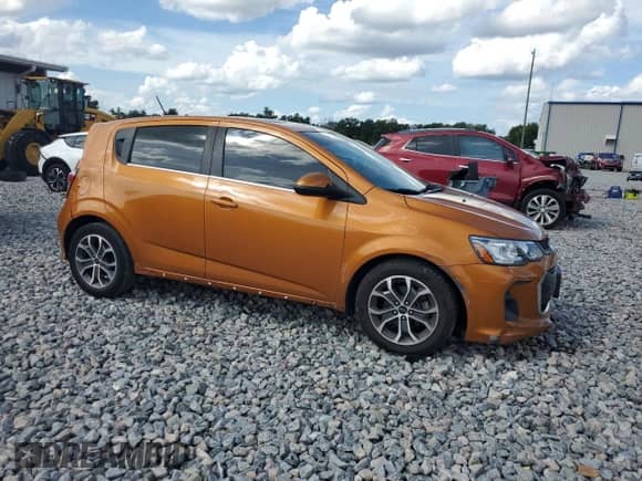 2019 Chevrolet Sonic LT z VIN 1G1JD6SB6K4138303, wystawiony jako Copart lot #71682195 z przebiegiem 49 335 mil mil oraz Nie do naprawy • Non repairable. Historia ofert i sprzedaży dostępna na DreamBid. Obrazek 4.