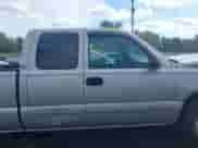 2005 Chevrolet Silverado 1500 LS z VIN 2GCEC19V751152385, wystawiony jako IAAI lot #43360918 z przebiegiem 158 152 mil mil oraz . Historia ofert i sprzedaży dostępna na DreamBid. Obrazek 14.