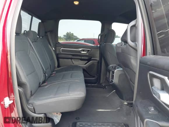 2021 Ram 1500 Big Horn z VIN 1C6RREFM2MN813439, wystawiony jako IAAI lot #43157753 z przebiegiem 52 195 mil mil oraz . Historia ofert i sprzedaży dostępna na DreamBid. Obrazek 8.