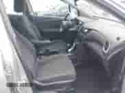 2018 Chevrolet Trax LS с VIN 3GNCJKSB6JL362480, выставлен на аукционе IAAI как лот 43306000 с пробегом 87 319 миль миль и . История ставок и продаж доступна на DreamBid. Изображение 5.