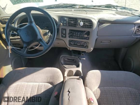 1999 Chevrolet Blazer LS z VIN 1GNDT13W3X2140287, wystawiony jako Copart lot #61716735 z przebiegiem Nie podano mil oraz Czysty tytuł • Clean title. Historia ofert i sprzedaży dostępna na DreamBid. Obrazek 8.