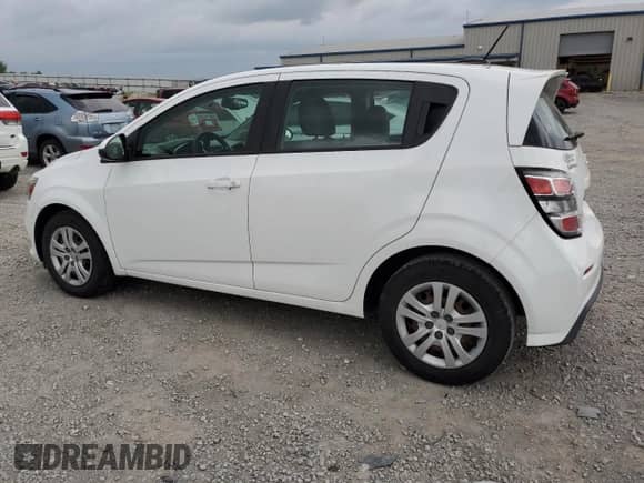 2018 Chevrolet Sonic LT z VIN 1G1JG6SH9J4125507, wystawiony jako Copart lot #55195905 z przebiegiem 142 414 mil mil oraz Szkoda całkowita • Salvage title. Historia ofert i sprzedaży dostępna na DreamBid. Obrazek 2.