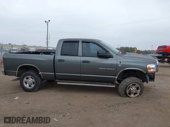2006 Dodge 3500 Laramie z VIN 3D7LX38C06G143095, wystawiony jako IAAI lot #40889368 z przebiegiem Nie podano mil oraz . Historia ofert i sprzedaży dostępna na DreamBid. Obrazek 12.