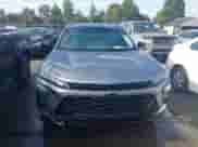 2025 Chevrolet Trax ACTIV z VIN KL77LKEP8SC095591, wystawiony jako IAAI lot #43155675 z przebiegiem 20 206 mil mil oraz . Historia ofert i sprzedaży dostępna na DreamBid. Obrazek 12.