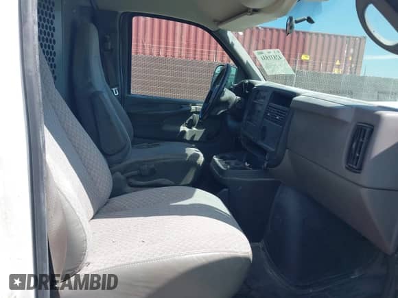 2007 Chevrolet Express Cargo z VIN 1GCFG15X371145166, wystawiony jako IAAI lot #42831531 z przebiegiem 134 128 mil mil oraz . Historia ofert i sprzedaży dostępna na DreamBid. Obrazek 5.