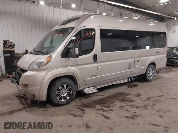 2017 Ram ProMaster Cargo z VIN 3C6URVJG2HE533929, wystawiony jako IAAI lot #41336845 z przebiegiem 17 152 mil mil oraz . Historia ofert i sprzedaży dostępna na DreamBid. Obrazek 2.
