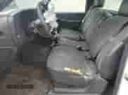 2002 Chevrolet Silverado 1500 z VIN 1GCEC14WX2Z172312, wystawiony jako Copart lot #58172345 z przebiegiem 255 049 mil mil oraz Szkoda całkowita • Salvage title. Historia ofert i sprzedaży dostępna na DreamBid. Obrazek 7.