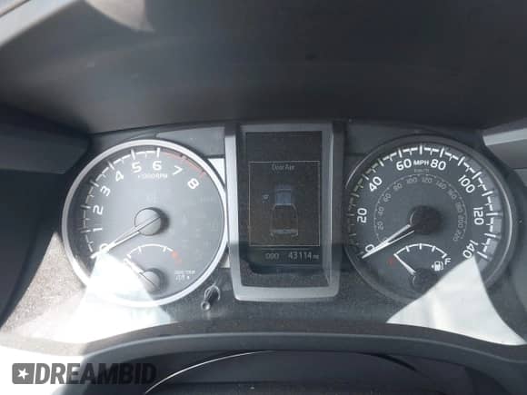 2018 Toyota Tacoma SR z VIN 3TMCZ5AN6JM178777, wystawiony jako IAAI lot #43256447 z przebiegiem 43 114 mil mil oraz . Historia ofert i sprzedaży dostępna na DreamBid. Obrazek 7.