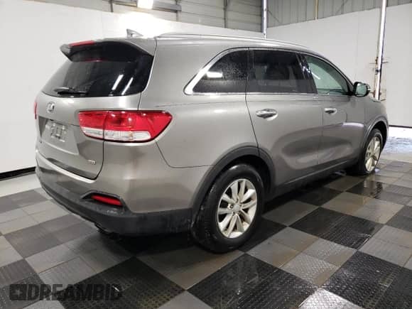 2018 Kia Sorento LX z VIN 5XYPG4A38JG424645, wystawiony jako Copart lot #85920945 z przebiegiem 102 642 mil mil oraz Czysty tytuł • Clean title. Historia ofert i sprzedaży dostępna na DreamBid. Obrazek 3.