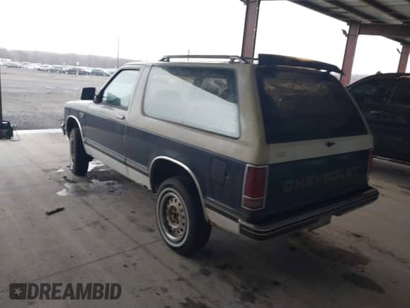 1987 Chevrolet Blazer z VIN 1GNCT18R3H0152807, wystawiony jako IAAI lot #41850727 z przebiegiem 96 276 mil mil oraz . Historia ofert i sprzedaży dostępna na DreamBid. Obrazek 3.