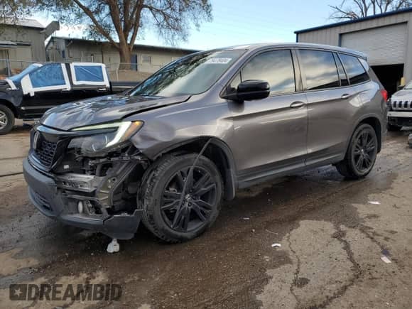 2021 Honda Passport Sport z VIN 5FNYF7H28MB000240, wystawiony jako Copart lot #79478404 z przebiegiem 104 875 mil mil oraz Szkoda całkowita • Salvage title. Historia ofert i sprzedaży dostępna na DreamBid. Obrazek 1.