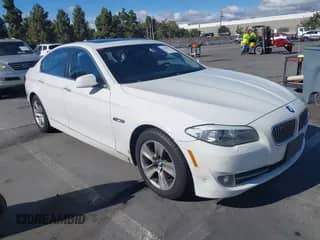 2013 BMW 5 Series 528i с VIN WBAXG5C55DDY37675, выставлен на аукционе IAAI как лот 43209061 с пробегом 122 288 миль миль и . История ставок и продаж доступна на DreamBid. Изображение 1.