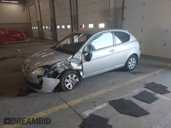 2010 Hyundai Accent GS z VIN KMHCM3AC1AU169431, wystawiony jako IAAI lot #41549939 z przebiegiem 80 798 mil mil oraz . Historia ofert i sprzedaży dostępna na DreamBid. Obrazek 2.