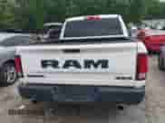 2017 Ram 1500 Rebel z VIN 1C6RR7YT7HS575529, wystawiony jako IAAI lot #42125529 z przebiegiem 110 722 mil mil oraz . Historia ofert i sprzedaży dostępna na DreamBid. Obrazek 16.