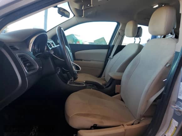 2014 Chrysler 200 Touring z VIN 1C3CCBBB3EN102065, wystawiony jako Copart lot #85546265 z przebiegiem 82 664 mil mil oraz Szkoda całkowita • Salvage title. Historia ofert i sprzedaży dostępna na DreamBid. Obrazek 7.