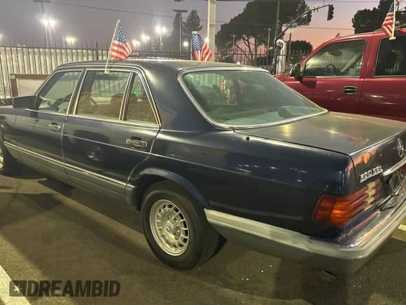 1984 Mercedes-Benz 500 с VIN WDBCA37A9EA027109, выставлен на аукционе Copart как лот 74401344 с пробегом 137 953 миль миль и Чистый • Clean title. История ставок и продаж доступна на DreamBid. Изображение 3.