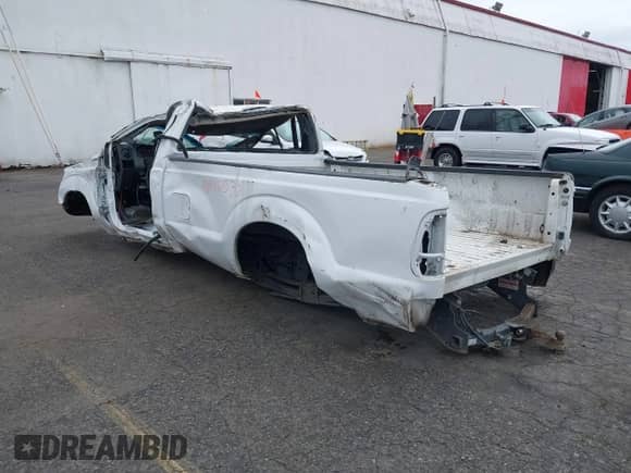 2016 Ford F-250 XL z VIN 1FTBF2A68GED00498, wystawiony jako IAAI lot #40550532 z przebiegiem Nie podano mil oraz . Historia ofert i sprzedaży dostępna na DreamBid. Obrazek 3.