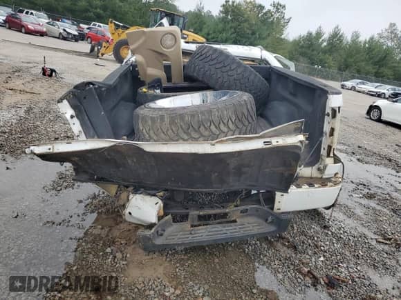 2010 GMC Sierra 1500 Denali z VIN 3GTRKXE29AG122910, wystawiony jako Copart lot #72068604 z przebiegiem 112 571 mil mil oraz Szkoda całkowita • Salvage title. Historia ofert i sprzedaży dostępna na DreamBid. Obrazek 6.