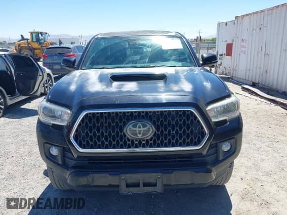 2018 Toyota Tacoma SR5 с VIN 3TMBZ5DN1JM014540, выставлен на аукционе IAAI как лот 42505324 с пробегом 112 990 миль миль и . История ставок и продаж доступна на DreamBid. Изображение 12.