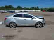 2013 Chevrolet Sonic LTZ z VIN 1G1JE5SB2D4105616, wystawiony jako IAAI lot #42646278 z przebiegiem 134 392 mil mil oraz . Historia ofert i sprzedaży dostępna na DreamBid. Obrazek 13.