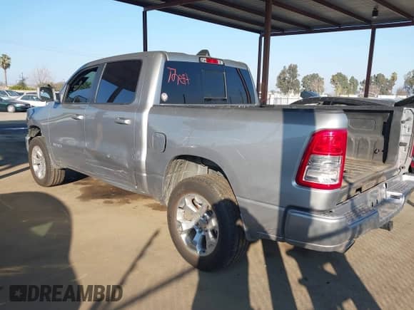 2020 Ram 1500 Big Horn z VIN 1C6RREFT9LN226953, wystawiony jako IAAI lot #41433603 z przebiegiem 130 350 mil mil oraz . Historia ofert i sprzedaży dostępna na DreamBid. Obrazek 3.