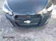 2013 Chevrolet Sonic RS z VIN 1G1JH6SB9D4176972, wystawiony jako IAAI lot #42191316 z przebiegiem 85 102 mil mil oraz . Historia ofert i sprzedaży dostępna na DreamBid. Obrazek 6.