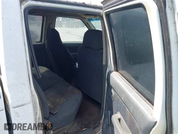 2003 Nissan Frontier XE z VIN 1N6ED29Y83C432902, wystawiony jako IAAI lot #42540921 z przebiegiem 411 859 mil mil oraz . Historia ofert i sprzedaży dostępna na DreamBid. Obrazek 8.