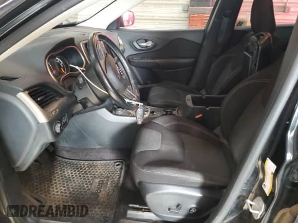 2016 Jeep Cherokee Latitude с VIN 1C4PJMCS0GW218916, выставлен на аукционе Copart как лот 84048055 с пробегом 214 134 миль миль и Списание • Salvage title. История ставок и продаж доступна на DreamBid. Изображение 7.