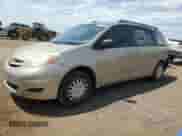 2010 Toyota Sienna CE с VIN 5TDKK4CC1AS337677, выставлен на аукционе Copart как лот 65573065 с пробегом 84 827 миль миль и Списание • Salvage title. История ставок и продаж доступна на DreamBid. Изображение 1.