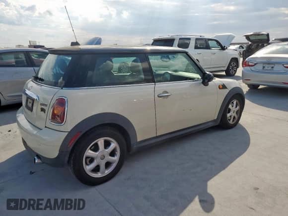 2010 MINI Hardtop with VIN WMWMF3C5XATZ22653, listed as a Copart auction lot 82195615 with 95,434 mi miles and Clean title. Bid and sale history available at DreamBid. Image 3.