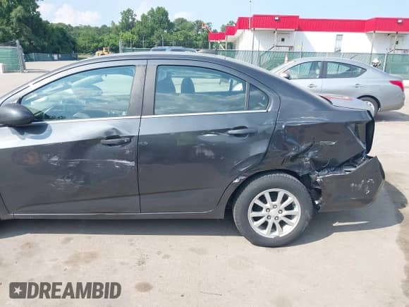 2020 Chevrolet Sonic LT с VIN 1G1JD5SB3L4104914, выставлен на аукционе IAAI как лот 42575672 с пробегом 43 464 миль миль и . История ставок и продаж доступна на DreamBid. Изображение 6.