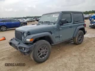 2024 Jeep Wrangler Sport S с VIN 1C4PJXANXRW140257, выставлен на аукционе Copart как лот 62920585 с пробегом 26 479 миль миль и Списание • Salvage title. История ставок и продаж доступна на DreamBid. Изображение 1.