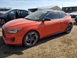 2019 Hyundai Veloster Turbo R-Spec z VIN KMHTH6AB3KU019366, wystawiony jako Copart lot #57857645 z przebiegiem 118 591 mil mil oraz Czysty tytuł • Clean title. Historia ofert i sprzedaży dostępna na DreamBid. Obrazek 1.