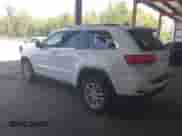 2017 Jeep Grand Cherokee Laredo z VIN 1C4RJFAG3HC841792, wystawiony jako IAAI lot #42860251 z przebiegiem 103 984 mil mil oraz . Historia ofert i sprzedaży dostępna na DreamBid. Obrazek 3.