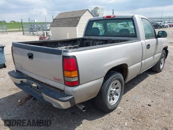 2005 GMC Sierra 1500 Work Truck z VIN 1GTEC14X15Z329738, wystawiony jako IAAI lot #42233810 z przebiegiem 184 120 mil mil oraz . Historia ofert i sprzedaży dostępna na DreamBid. Obrazek 4.