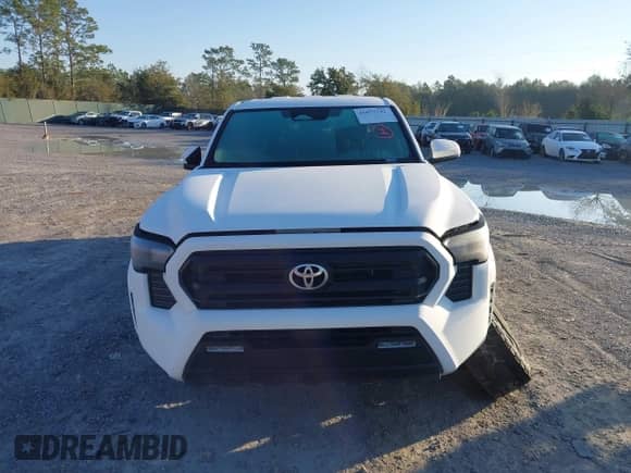 2024 Toyota Tacoma SR5 z VIN 3TMKB5FN9RM014265, wystawiony jako IAAI lot #41653742 z przebiegiem 4 772 mil mil oraz . Historia ofert i sprzedaży dostępna na DreamBid. Obrazek 13.