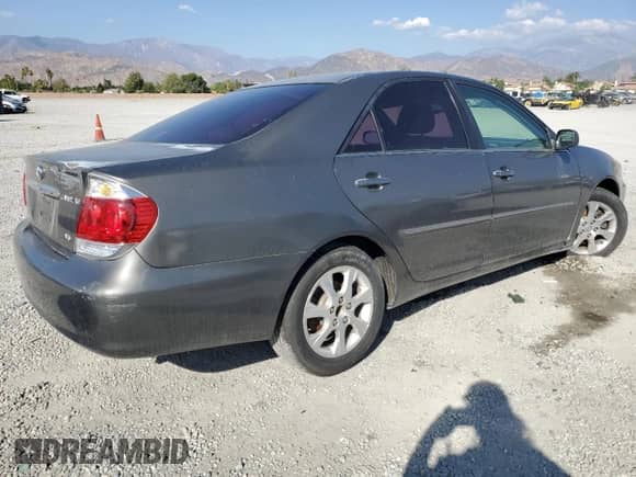 2005 Toyota Camry LE z VIN 4T1BF30K55U611860, wystawiony jako Copart lot #81791605 z przebiegiem 167 410 mil mil oraz Szkoda całkowita • Salvage title. Historia ofert i sprzedaży dostępna na DreamBid. Obrazek 3.