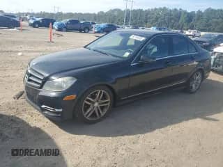 2014 Mercedes-Benz C 250 Sport с VIN WDDGF4HBXEA937911, выставлен на аукционе Copart как лот 82749495 с пробегом 100 337 миль миль и Чистый • Clean title. История ставок и продаж доступна на DreamBid. Изображение 1.