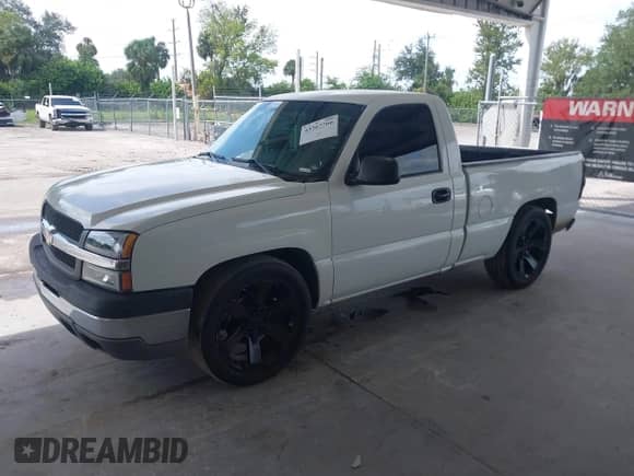 2005 Chevrolet Silverado 1500 Work Truck z VIN 1GCEC14XX5Z318107, wystawiony jako IAAI lot #43367766 z przebiegiem 104 186 mil mil oraz . Historia ofert i sprzedaży dostępna na DreamBid. Obrazek 2.