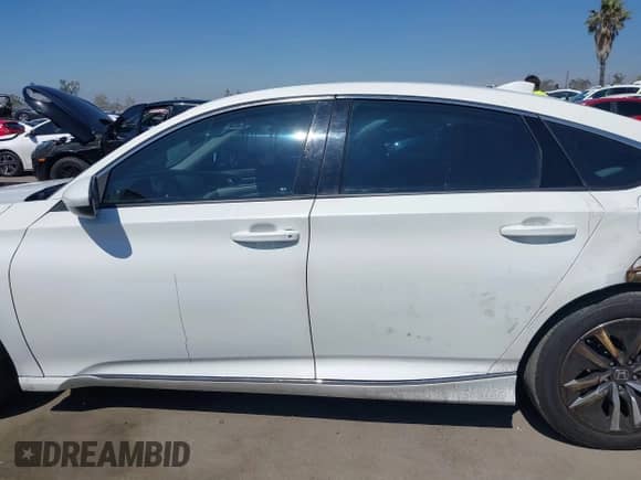 2018 Honda Accord EX z VIN 1HGCV3F4XJA008498, wystawiony jako IAAI lot #42832076 z przebiegiem 111 546 mil mil oraz . Historia ofert i sprzedaży dostępna na DreamBid. Obrazek 14.