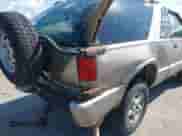 2000 Chevrolet Blazer LS z VIN 1GNCT18W6YK284227, wystawiony jako IAAI lot #42992936 z przebiegiem 155 138 mil mil oraz . Historia ofert i sprzedaży dostępna na DreamBid. Obrazek 6.