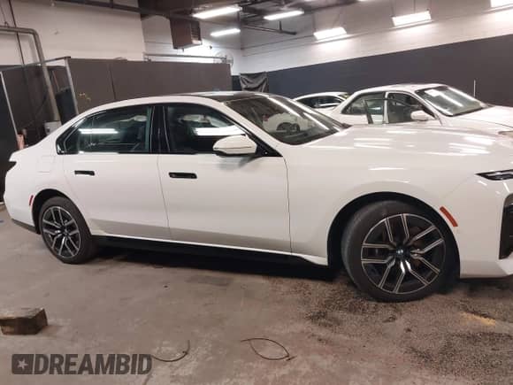 2024 BMW 7 Series 740i xDrive с VIN WBA33EH05RCP97943, выставлен на аукционе IAAI как лот 42084998 с пробегом 11 726 миль миль и . История ставок и продаж доступна на DreamBid. Изображение 13.