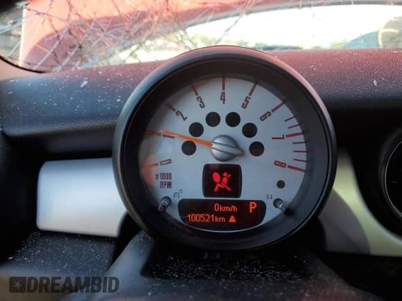 2013 MINI Hardtop z VIN WMWSU3C55DT677925, wystawiony jako Copart lot #84402145 z przebiegiem 100 521 mil mil oraz Szkoda całkowita • Salvage title. Historia ofert i sprzedaży dostępna na DreamBid. Obrazek 9.