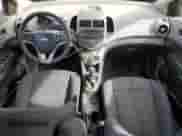 2012 Chevrolet Sonic LT z VIN 1G1JD6SHXC4211713, wystawiony jako Copart lot #79722584 z przebiegiem 80 258 mil mil oraz Czysty tytuł • Clean title. Historia ofert i sprzedaży dostępna na DreamBid. Obrazek 8.