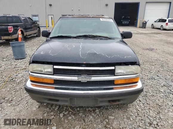 1999 Chevrolet Blazer LS z VIN 1GNDT13W7X2233779, wystawiony jako Copart lot #82356325 z przebiegiem Nie podano mil oraz Czysty tytuł • Clean title. Historia ofert i sprzedaży dostępna na DreamBid. Obrazek 5.