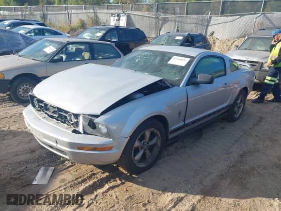 2006 Ford Mustang Standard z VIN 1ZVFT80N765250551, wystawiony jako IAAI lot #43380842 z przebiegiem 221 230 mil mil oraz . Historia ofert i sprzedaży dostępna na DreamBid. Obrazek 2.